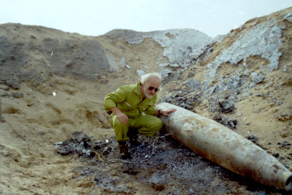 Dr Sidney Alford with UXO in Kuwait, 1991