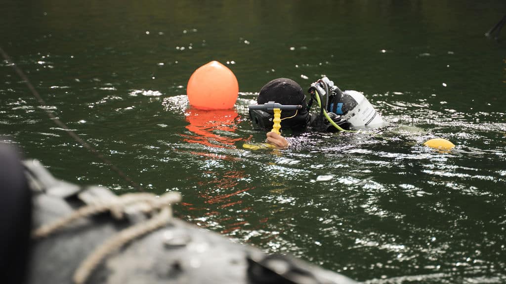 An EOD diver deploying a REDS II single arm against an underwater target