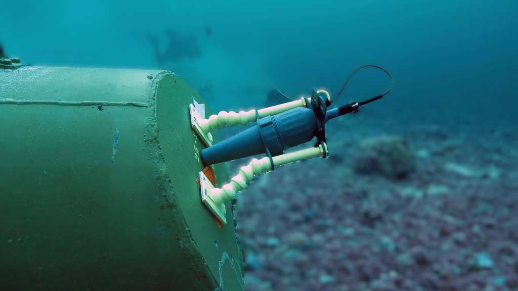 Pluton Maritime EOD Kit (PLMEOD) positioned against underwater UXO